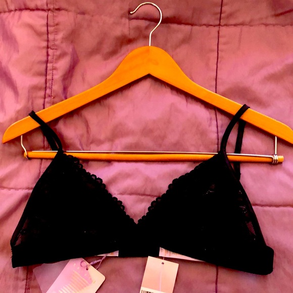 A beautiful lace triangle bra from Savage X Fenty. - Picture 1 of 6